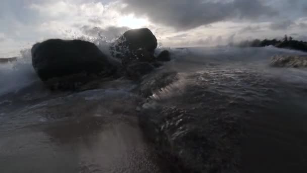 Vista Del Nivel Del Agua Las Olas Chocando Rodando Orilla — Vídeo de stock