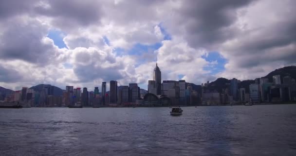 Panning Girato Attraverso Porto Hong Kong Skyline Con Nuvole — Video Stock