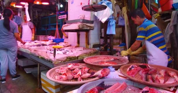 Een Vleesverkoper Hong Kong Snijdt Vlees Met Een Mes Voor — Stockvideo