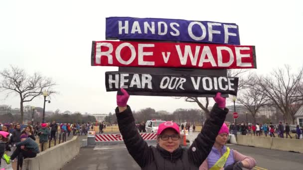 Толпы Маршируют Скандируют Несут Плакаты Мимо Вашингтонского Монумента Огромном Митинге — стоковое видео