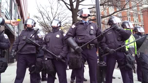 Police Tenue Émeute Forme Une Ligne Pour Affronter Les Manifestants — Video