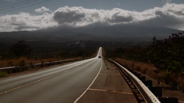 一辆面包车沿着一条孤零零的路驶入荒野 — 图库视频影像