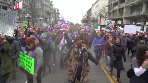 抗議者の巨大な群衆は 大規模な反トランプ集会でワシントンDcを通って彼らの道を行きます — ストック動画