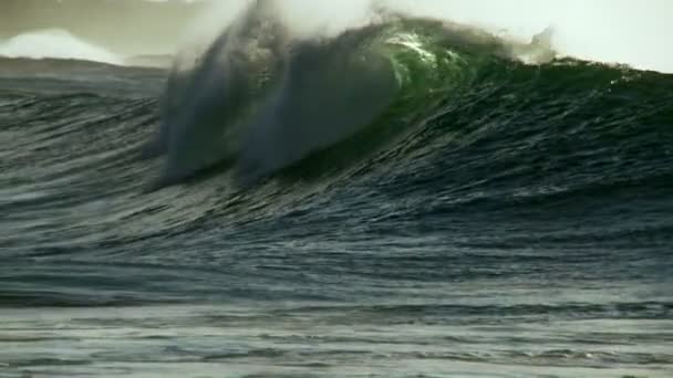 Große Wellen Kämmen Und Brechen — Stockvideo