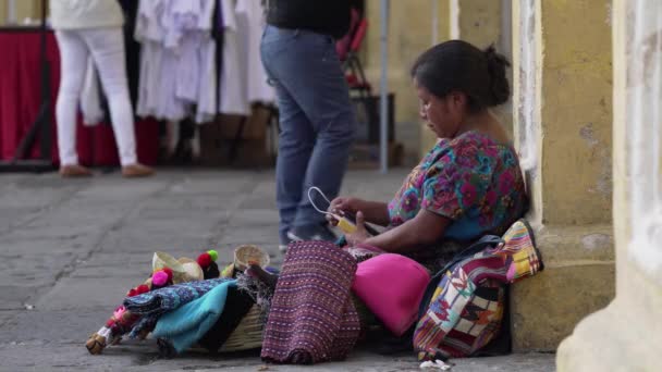 Eine Guatemaltekische Frau Blickt Auf Ihr Handy Auf Einer Belebten — Stockvideo