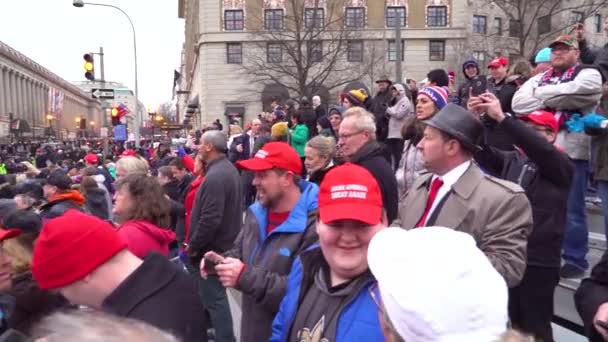 Des Foules Enthousiastes Regardent Cortège Présidentiel Inauguration Washington — Video