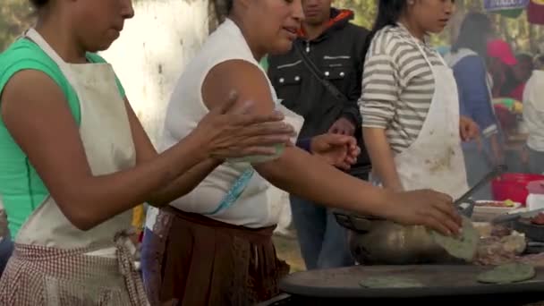 女性はグアテマラの屋台で食べ物を準備する — ストック動画