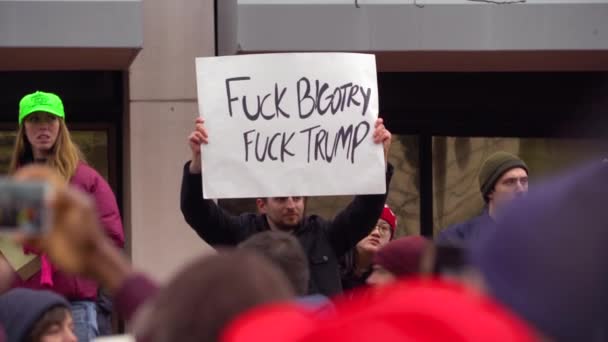 Demonstranten Halten Während Einer Trump Kundgebung Washington Schilder Mit Abwertenden — Stockvideo