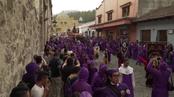 Sacerdotes Robustos Carregam Queimadores Incenso Uma Celebração Páscoa Cristã Colorida — Vídeo de Stock