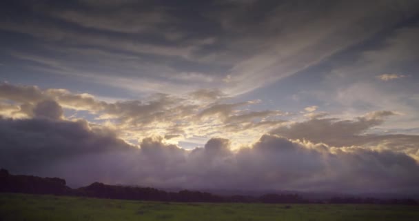 Laps Temps Nuages Déplaçant Sur Les Champs Verts Sur Île — Video