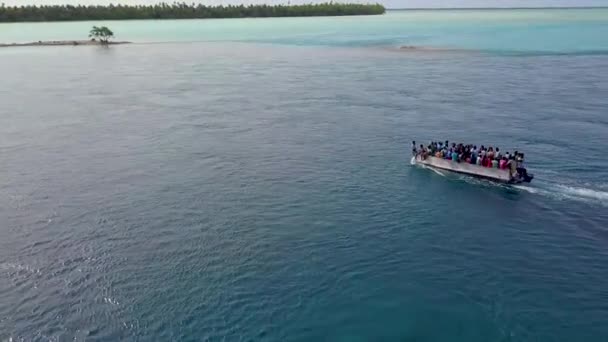 由难民或居民组成的渡船穿过太平洋基里巴斯岛上的Tabuaeran环礁湖 — 图库视频影像