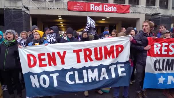 Des Manifestants Brandissent Des Pancartes Disant Deny Trump Climate Lors — Video