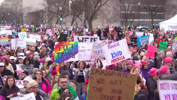 Manifestantes Realizam Sinais Marcham Durante Manifestações Trump Washington — Vídeo de Stock