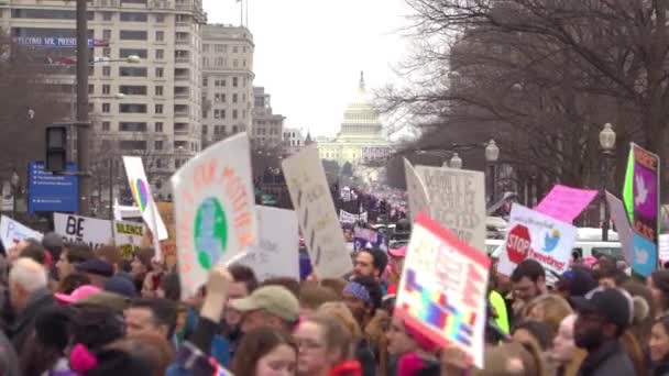 Величезні Натовпи Протестувальників Проходять Через Вашингтон Округ Колумбія Масовому Анти — стокове відео