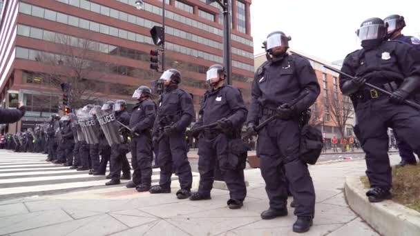 Policía Con Equipo Antidisturbios Forma Una Línea Para Enfrentar Los — Vídeos de Stock