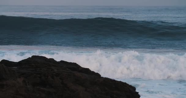 Ondas Azuis Rolam Costa Havaí Câmera Lenta Quebram Sobre Rochas — Vídeo de Stock