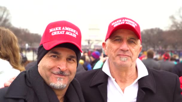 ドナルド トランプの支持者は アメリカを再び偉大にする帽子は就任式でカメラのポーズ — ストック動画