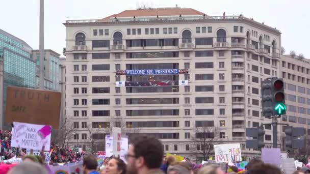 Ogromne Tłumy Protestujących Śpiewają Machają Flagami Trzymają Znaki Maszerują Waszyngtonie — Wideo stockowe
