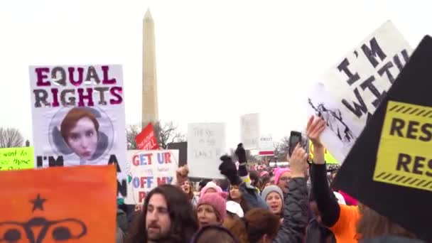 워싱턴 대규모 트럼프 집회에서 대규모 시위대가 구호를 외치고 플래카드를 행진을 — 비디오