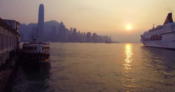 Schwenkschuss Über Hongkongs Hafen Und Skyline Mit Wolken — Stockvideo