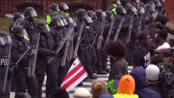 Polizia Marcia Antisommossa Forma Una Linea Affrontare Manifestanti All Inaugurazione — Video Stock