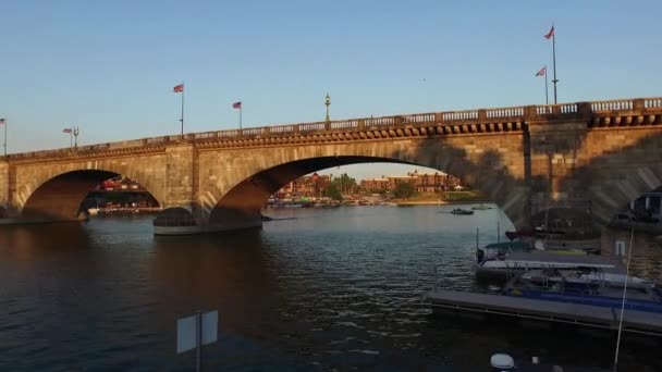 Luchtfoto Onder London Bridge Lake Havasu Arizona — Stockvideo