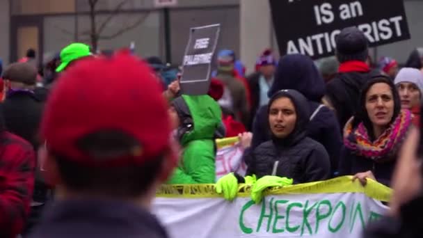 Protestanter Hålla Upp Skyltar Som Säger Fri Palestina Trump Rally — Stockvideo