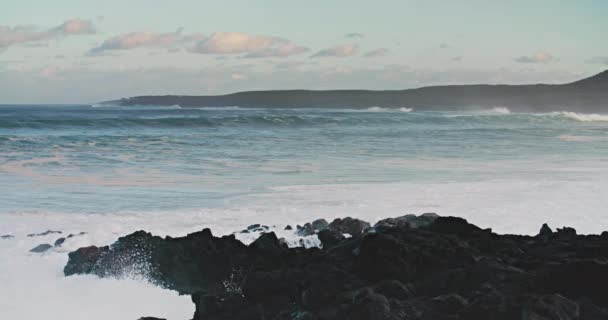 Большие Волны Катятся Побережью Гавайев Замедленной Съемке — стоковое видео