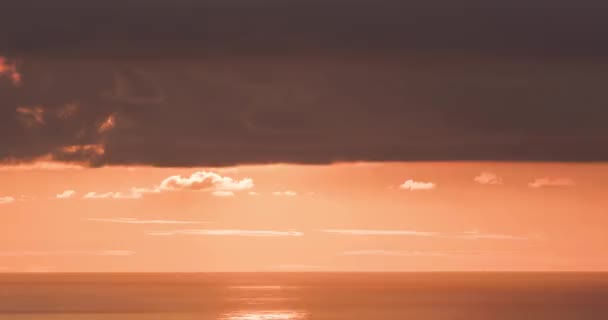 随着时间的流逝 太阳落在一个巨大的橙色球上 — 图库视频影像
