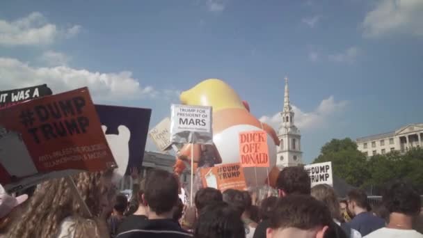 2018年 特朗普的婴儿气球在聚集在伦敦街头抗议美国总统唐纳德 特朗普来访的大批抗议者之上飘扬 — 图库视频影像