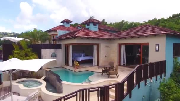 セント ルチアのカリブ海のマンションや高級住宅のプールに歩いてセクシーな女性の空中 — ストック動画