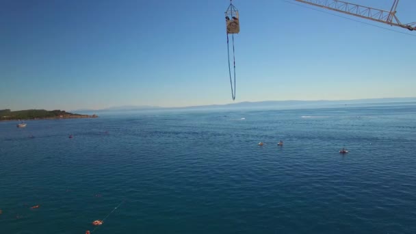 Bungee Saltar Uma Torre Alta Sobre Oceano Croácia — Vídeo de Stock