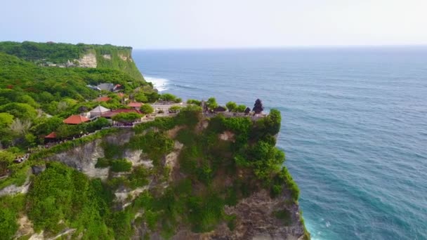 印尼巴厘岛一座美丽的印度教庙宇塔娜罗得的空中 座落在悬崖上 — 图库视频影像