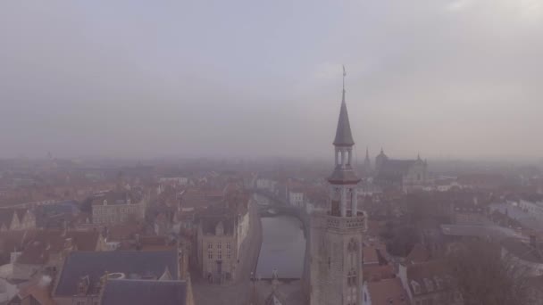 Aéreo Misterioso Dia Nebuloso Bruges Bélgica Com Igrejas Catedrais Espirais — Vídeo de Stock