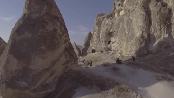 Luchtfoto Van Toeristen Paardrijden Cappadocia Turkije — Stockvideo