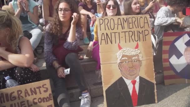 2018 Een Pro Amerikaanse Trump Poster Wordt Opgehangen Door Een — Stockvideo