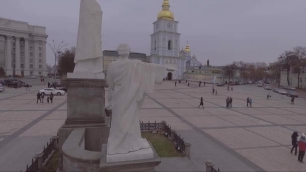 ウクライナキエフの聖マイケルの金ドーム修道院ロシア正教会の周りの空中 — ストック動画