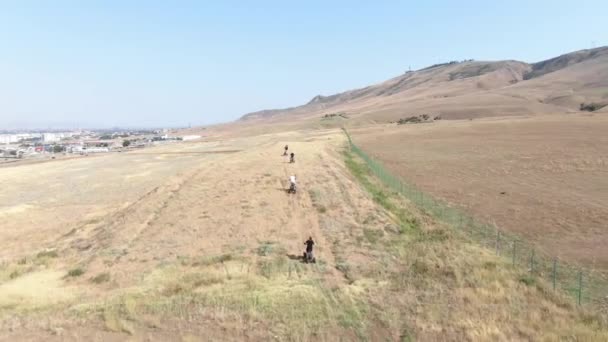 2019 Luchtfoto Boven Atv Scooters Rijders Een Landschap Republiek Georgië — Stockvideo