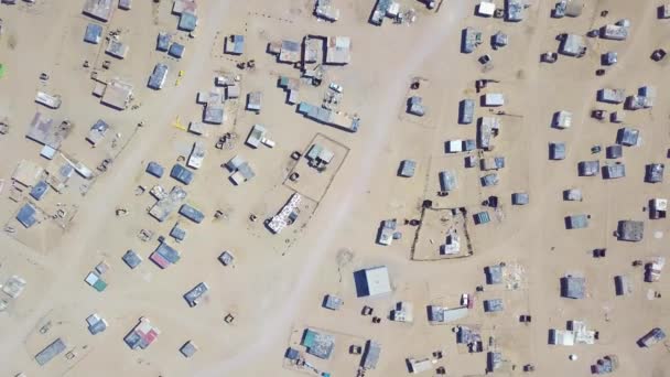 在非洲纳米比亚沙漠中的一个荒无人烟的荒无人烟的小镇上空盘旋 — 图库视频影像