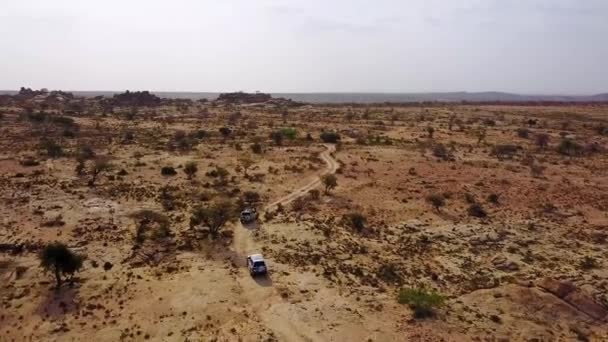 在索马里兰哈尔格萨附近飞行的4Wd Safari吉普车的良好空中飞行 — 图库视频影像