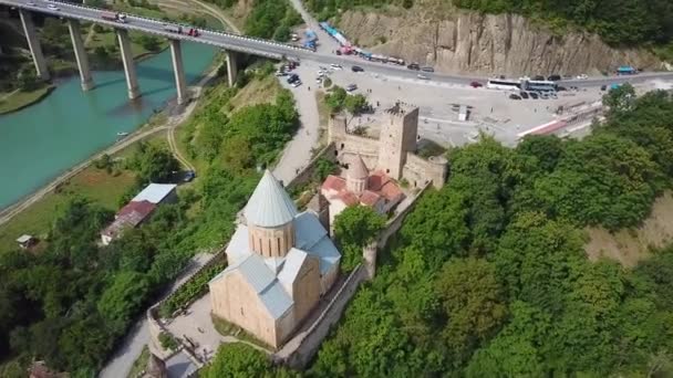 2019年 在格鲁吉亚共和国日瓦尼亚湖畔一座美丽的城堡和教堂周围的空中飞行 — 图库视频影像