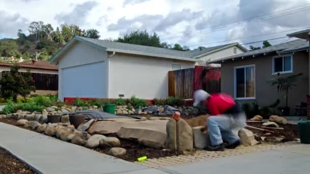 Тайм Лапс Человека Строящего Каменную Стену Перед Домом Оук Вью — стоковое видео