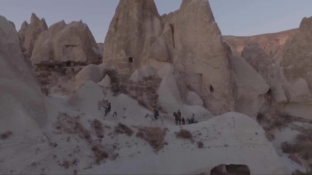 Luftaufnahme Von Touristen Auf Pferden Beim Reiten Kappadokien Türkei — Stockvideo