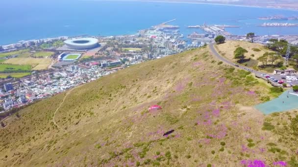 Drone Antenne Paragliding Paragliders Met Binnenstad Van Kaapstad Zuid Afrika — Stockvideo