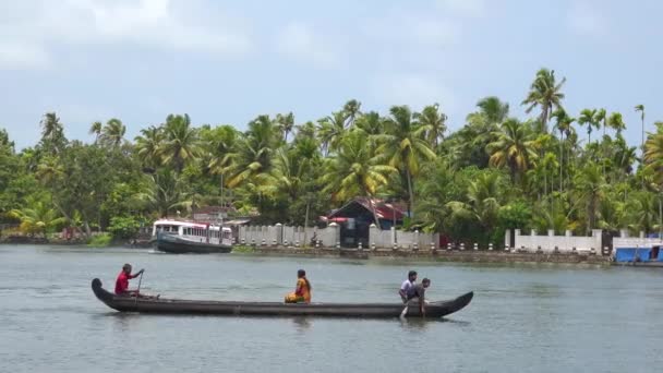 Husbåtar Och Aktiviteter Längs Floden Bakgrunden Kerala Indien — Stockvideo