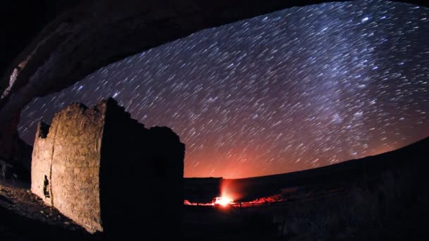 在新墨西哥州查科峡谷 Chaco Canyon 的史前印第安人废墟上 美丽的夜空 星星和星迹划过宇宙 — 图库视频影像