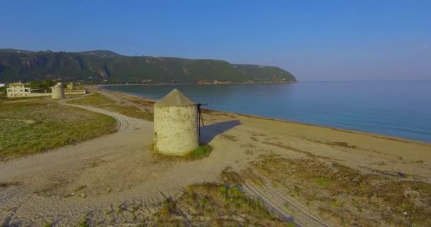 Aerea Sopra Bellissimi Mulini Vento Rivela Isola Greca Lefkada — Video Stock