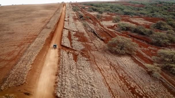 Aérea Sobre Los Coches Que Viajan Camino Tierra Rural Genérico — Vídeo de stock