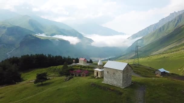 2019年 格鲁吉亚共和国农村一座美丽的教堂和深谷的空中 — 图库视频影像