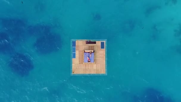 Воздушный Беспилотник Над Подводным Отелем Manta Resort Танзании Африка Мужчиной — стоковое видео